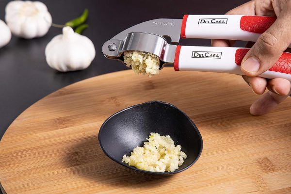 سیر له کن Delcasa Garlic Press With Plastic Handle - Super Easy To Clean - Crush Garlic & Ginger With Ease – All-In-One Mincer & Squeezer - Hand Tool For Professional Restaurant & Home Kitchen